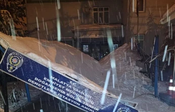 Malatya'da karın ağırlığıyla istasyon amirliğinin surdurması çöktü