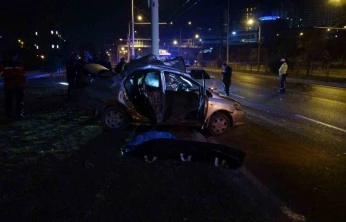 Malatya'da kontrolden çıkan araç trambüs direğine çarptı: 1 ölü 1 ağır yaralı