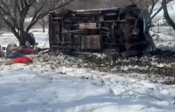 Malatya'da kontrolden çıkan minibüs kayısı bahçesine uçtu