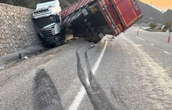 Malatya'da kontrolden çıkan tır istinat duvarına çarptı: 1 yaralı