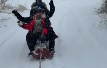 Malatya'da traktör arkasında karda 'sörf'
