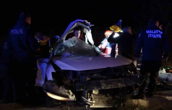 Malatya'da trambüs direğine çarpan araç kağıt gibi dağıldı: 1'i ağır 2 yaralı