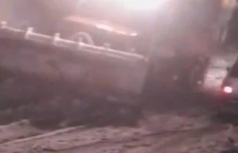 Malatya'da yoğun kar yağışı etkili oldu, çok sayıda araç yolda kaldı