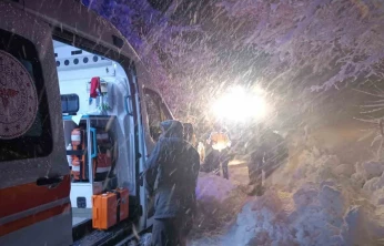 Malatya'da yolda mahsur kalan vatandaşları belediye ekipleri kurtardı