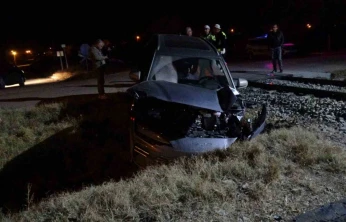Malatya'da yük treni hemzemin geçitte otomobile çarptı: 5 yaralı