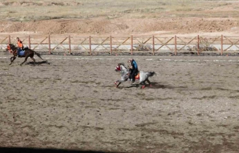 Malatya'nın Yazıhan ilçesinde ata sporu atlı cirit yaşatılıyor