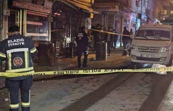 Motosikletin çarptığı pikabın yakıt deposu delindi: Yol trafiğe kapatıldı