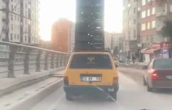 Otomobilin tavanında sebze kasaları taşıdı, trafiği tehlikeye attı