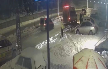 Park halindeki araçlara çarpıp kaçtı: o anlar kamerada