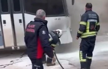 Park halindeki midibüs alev aldı
