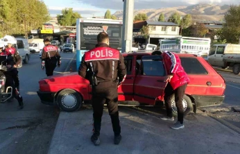Polisin 'dur' ihtarına uymadı, kaçarken kaza yaptı: Araçta uyuşturucu ele geçirildi