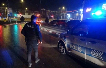 Silahla yaralayıp aracına aldığı şahsı yol kenarına atıp kaçtı