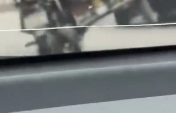 Tüp yüklü motosikletle tehlikeli hareketler kamerada