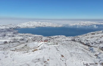 Türkiye'nin göl manzaralı kayak tesisine, fırtına engeli