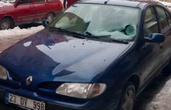 Üzerine buz düşen aracın camı kırıldı