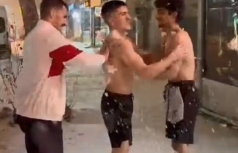 Yağan kar altında önce antrenman, ardından kar banyosu yaptılar