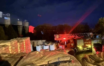 Yalıtım fabrikasında yangın: 16 kişi dumandan etkilendi