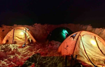 Yazın dalgalanan bayrak kışın buz kesti, o anlar görüntülendi