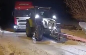 Yolda kalan tır, konvoy halinde çekilerek kurtarıldı