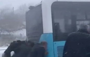 Yolda kalan yolcu otobüsünün yardımına vatandaşlar yetişti