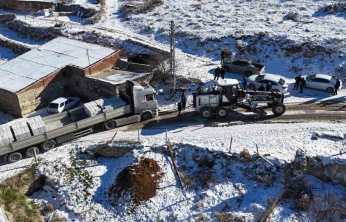 Yolda mahsur kalan tır, ekipler tarafından kurtarıldı
