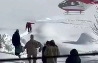Yolu kapalı mahallede hastalanan bebek, helikopterle hastaneye ulaştırıldı