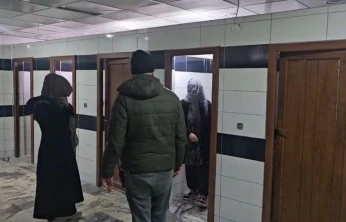 Zabıtadan kaçan dilenciler cami tuvaletinde yakalandı
