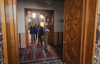 Zabıtayı gören dilenciler camiye kaçıp cemaatin arasına karıştı