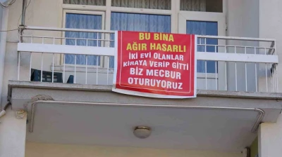 Ağır hasarlı pankartı asılan binayı görenler bir daha bakıyor