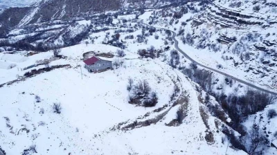 Beyaza bürünen 2 bin rakımdaki mahalleler havadan görüntülendi