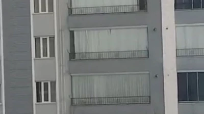 Çatıdaki karı temizlerken hayatını hiçe saydı