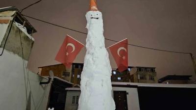 Elazığ'da dev kardan adam görenleri hayrete düşürdü