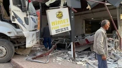 Elazığ'da freni patlayan kamyon fırına daldı