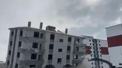 Elazığ'da hasarlı bina iş makinesiyle yıkıldı