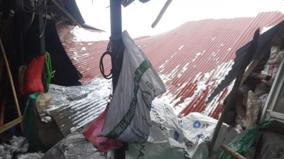 Elazığ'da kar ve fırtına köyün tek marketini kullanılamaz hale getirdi