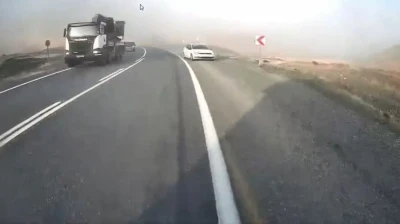 Elazığ'da otomobilin hatalı sollaması kazaya davetiye çıkardı
