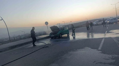 Elazığ'da seyir halindeki araç alev aldı