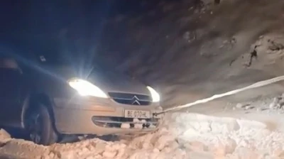 Elazığ'da yolda mahsur kalan araç kurtarıldı