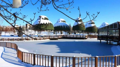 Hava sıcaklıklarının eksi 13'ü gördüğü kentte süs havuzları dondu