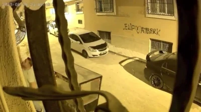 Hırsızlık yapmaya kalıştı, alarmın çalmasıyla böyle kaçtı