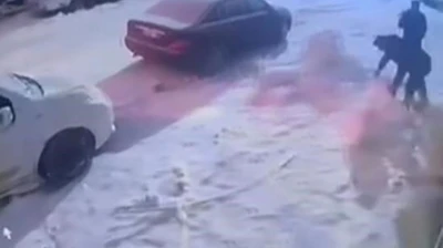 Kardan adama kafa attı