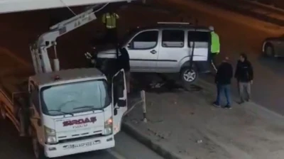 Kontrolden çıkan hafif ticari araç refüje çarptı: 1 yaralı