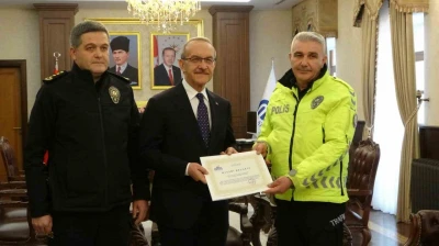 Maçta üşüyen çocuğa çorabını veren polis memuru ödüllendirildi