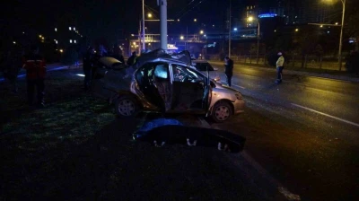 Malatya'da kontrolden çıkan araç trambüs direğine çarptı: 1 ölü 1 ağır yaralı