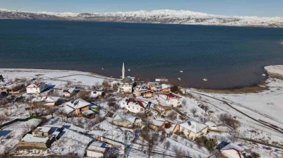 Mavinin ve beyazın buluştuğu köy, eşsiz manzaralar oluşturdu