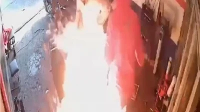 Motosikletteki yangına yanıcı maddeyle müdahale edince alevlerin arasında kaldılar: O anlar kamerada