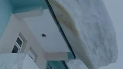 Ovacık'ta bina çatılarında sarkan kar kütleleri hayrete düşürdü