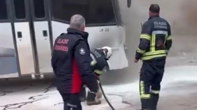 Park halindeki midibüs alev aldı