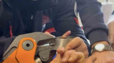 Parmağı çelik küllüğe sıkışan bebeğin imdadına itfaiye yetişti