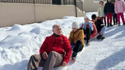 Poşetlerle kayarken sucuk mangala doydular